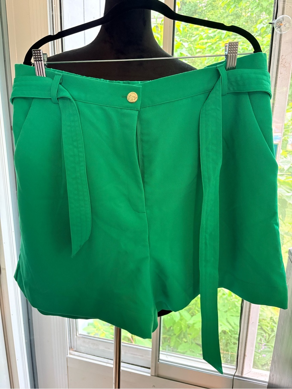 Draper James High-Waist Tie-Belt Shorts in Emerald Green